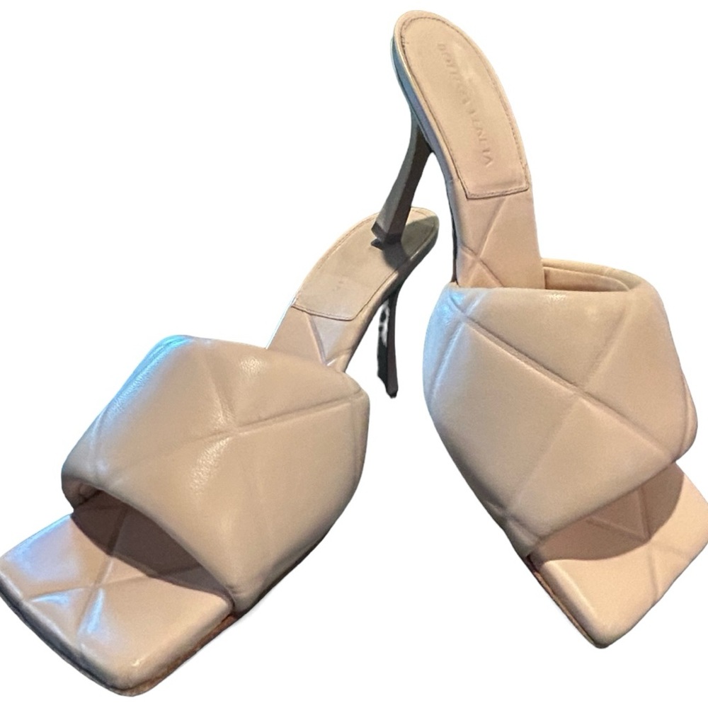 Preowned Bottega Veneta Lido Mule. 7.5 fits TTS. Leather upper. Branded sole.